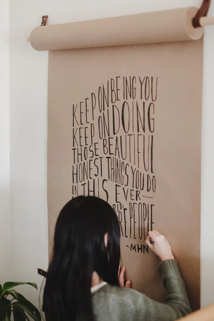 حامل ورق حائط  - ديكور عملي وأنيق في نفس الوقت