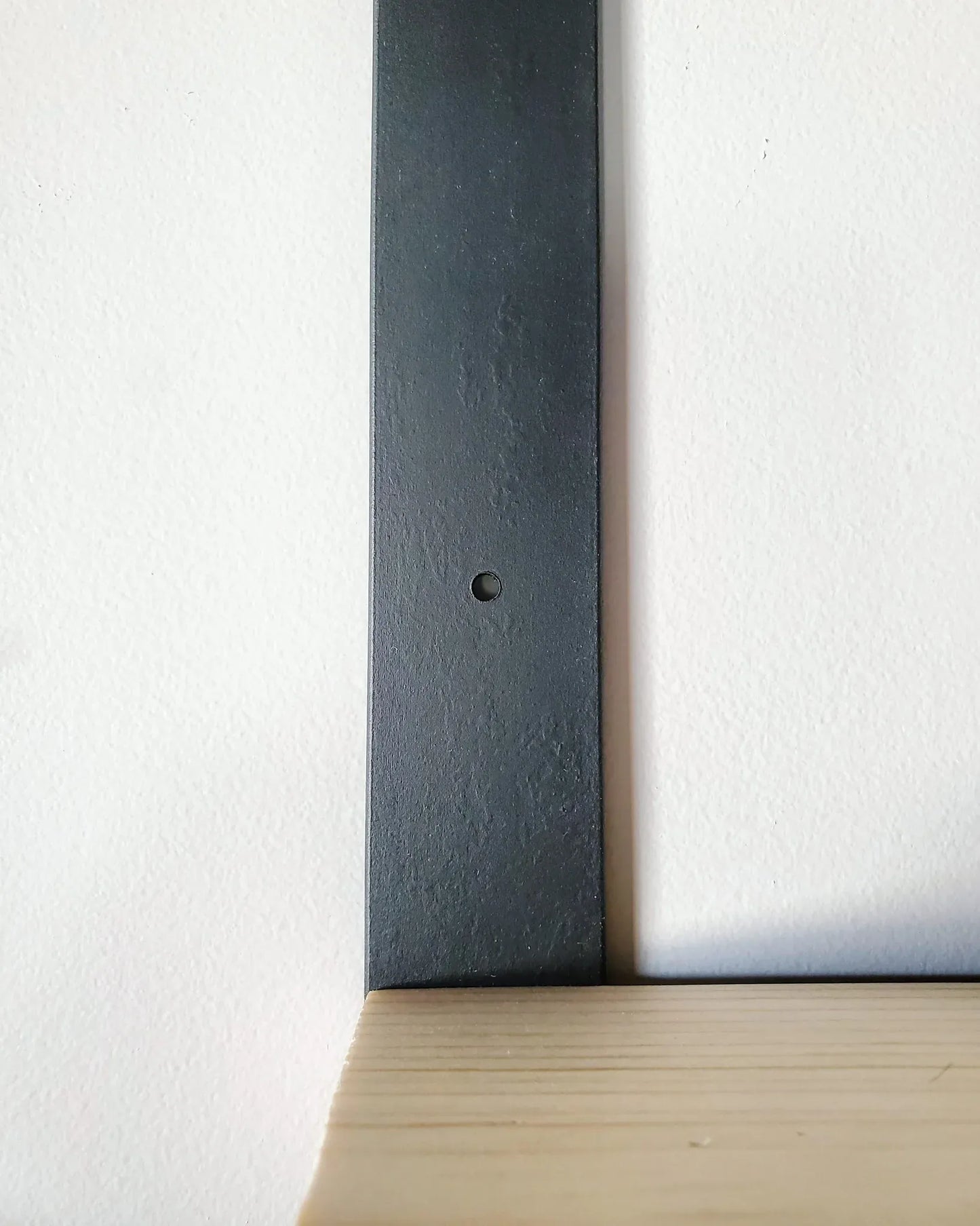 حامل نباتات خشبي حائطي بتصميم عصري – حماية كاملة لنباتاتك